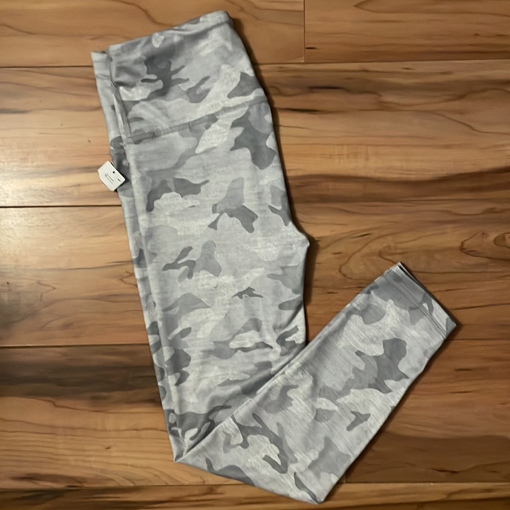 GapFit *NWOT* Camo Leggings super soft